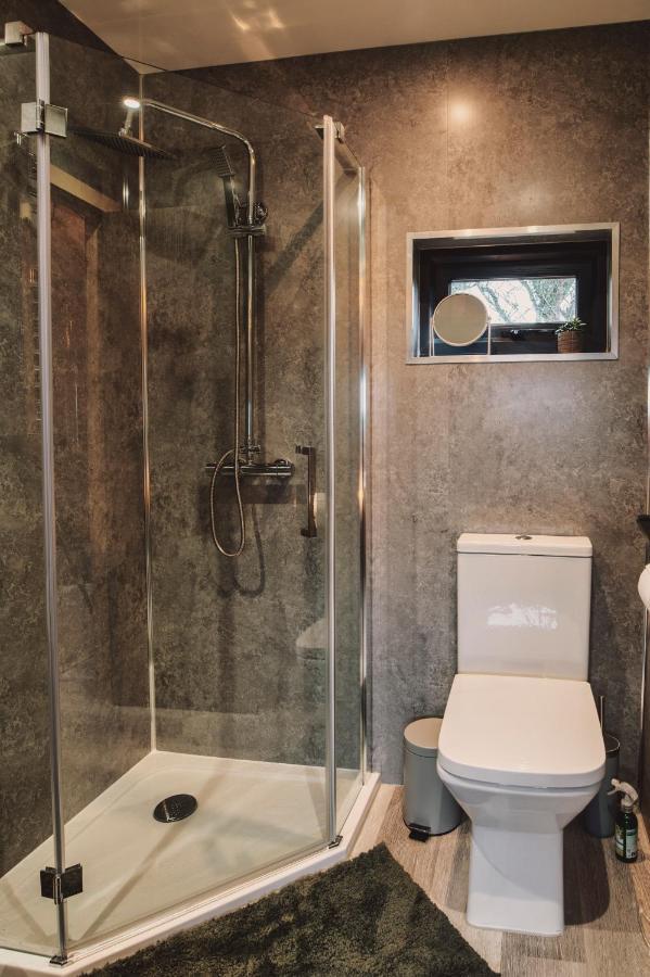 Luxury Glamping Cabin With Outdoor Bath On Cornish Flower Farm Truro Ngoại thất bức ảnh